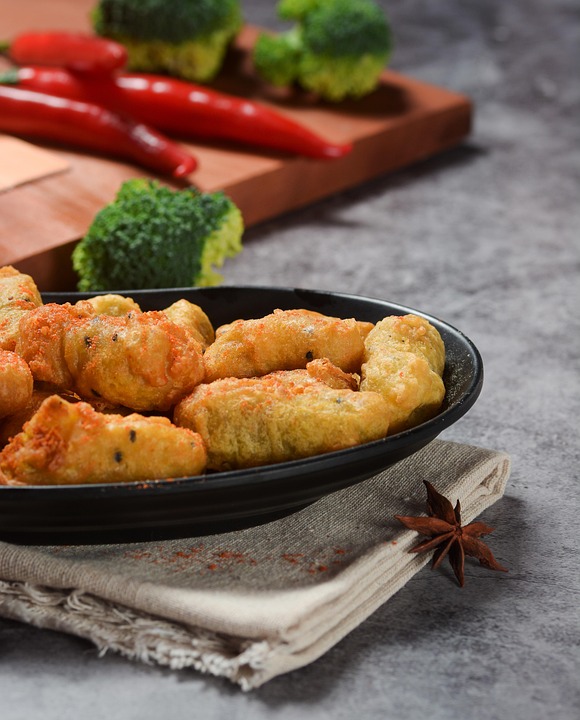 《炸鱼薯条：揭秘英国经典美食的历史、制作技巧与最佳搭配》